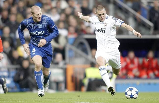Real Madrid s Karim Benzema against Auxerre s Stephane Grichting - Real Madrid CF (white) vs AJ Auxerre - .  (10104616)