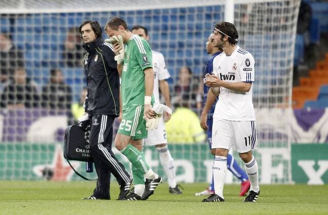 Real Madrid s Jerzy Dudek leaves the pitch injured (2L) - Real Madrid CF (white) vs AJ Auxerre - .  (10104619)