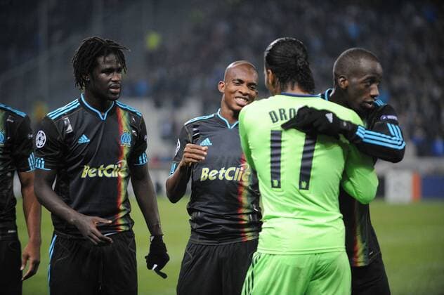 Olympique Marseille (OM) - Chelsea FC London 1:0 - DIDIER DROGBA (Chelsea, vorn) begrüsst seinen ehemaligen Teamkollegen Souleymane Diawara (R) - NLEGOUIC - 