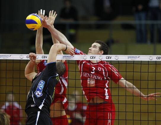 Denis KALIBERDA (Generali Haching, re.) gegen Yves KRUYNER (AS Cannes) Volleyball, CEV, Champions League, 08.12.2010, Generali Haching - A.S. Cannes Volleyball Championsleague, 08.12.2010, Generali Haching - A.S. Cannes