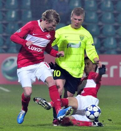Zilina s Tomas Majtan, center, and Evgeni Makeev, left, with Aleksandr Sheshukov of Spartak Moscow fight for ball during their Champions League Group F - MSK Zilina vs. Spartak Moscow 1:2. (CTKxPhoto JaroslavxPodhorsky)  CTKPhoto138201012080999601