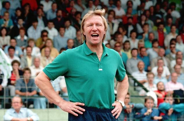 Trainer Horst Hrubesch (VfL Wolfsburg). DFB Pokal Saison 1988 1989 VfL Wolfsburg gegen Eintracht Frankfurt 1:1 n.V. am 06.08.1988. o0 Pokalspiel