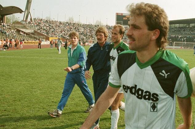 Schlussjubel Gladbach, v.re.: Christian Hochstätter, Michael Frontzeck und Co Trainer Gerd vom Bruch. 1. BL Saison 1987 1988 Hannover 96 gegen Borussia Mönchengladbach 2:4 am 07.05.1988. o0 Jubel, Freude