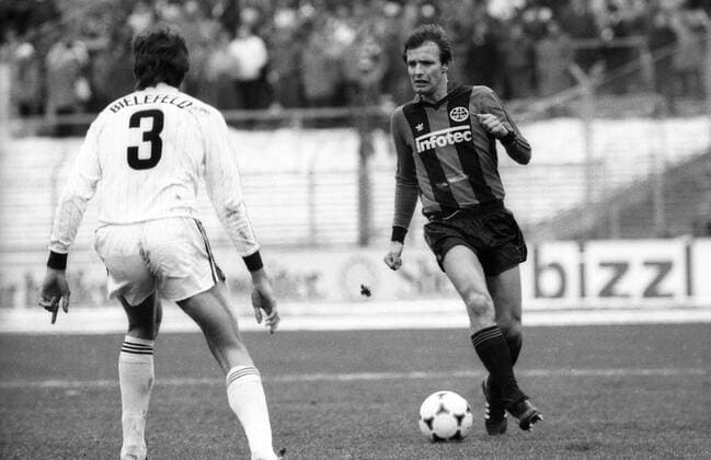 Karl Heinz Körbel (Frankfurt, re.) o0 Saison 1982 1983 1 BL Eintracht Frankfurt - Arminia Bielefeld 2:0 Aktion Karlheinz Charly