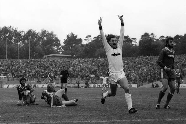 Torjubel von Stefan Lottermann (Frankfurt, 2.v.re.), re.: Michael Dusek (Lautern) o0 Saison 1980 1981 1.BL Aktion Eintracht Frankfurt - 1. FC Kaiserslautern Jubel Freude