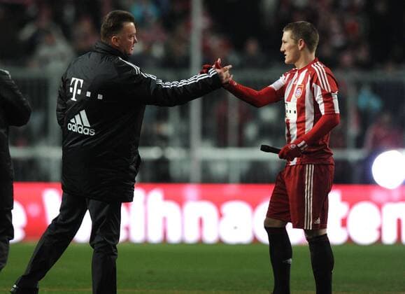 Fussball, 1. Bundesliga, 16. Spieltag, 11-12-2010, Saison 2010-2011, FC BAYERN MÜNCHEN - FC ST. PAULI 3-0 Trainer Louis van Gaal (Bayern Muenchen), links, bedankt sich bei Bastian Schweinsteiger (Bayern Muenchen), der den Zuschauern übers Mikrofon gerade seine Vertragsverlängerung bis 2016 mitgeteilt hat