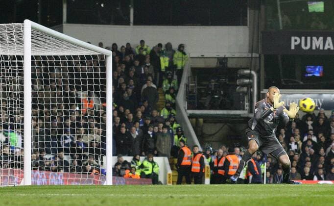 Tottenhams Heurelho Gomes lets in a shot - Tottenham Hotspur vs. Chelsea FC EDITORIAL USE ONLY. No use with unauthorised audio, video, data, fixture lists, club league logos or live services. Online in-match use limited to 120 images, no video emulation. No use in betting, games or single club league player publications. o0 Fehler Torwartfehler Pleiten, Pech, Pannen, Missgeschick Gegentor Torwart