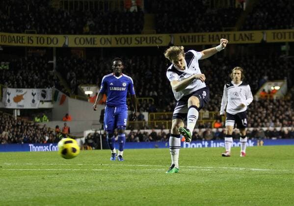Tottenhams Roman Pavlyuchenko scoring his sides opening goal - Tottenham Hotspur vs. Chelsea FC EDITORIAL USE ONLY. No use with unauthorised audio, video, data, fixture lists, club league logos or live services. Online in-match use limited to 120 images, no video emulation. No use in betting, games or single club league player publications. o0 Tor Einzelbild Freisteller