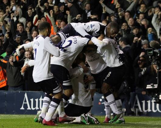 Tottenhams Roman Pavlyuchenko (on his knees) celebrates scoring his sides opening goal with his teamates - Tottenham Hotspur vs. Chelsea FC EDITORIAL USE ONLY. No use with unauthorised audio, video, data, fixture lists, club league logos or live services. Online in-match use limited to 120 images, no video emulation. No use in betting, games or single club league player publications. o0 Freude Emotionen