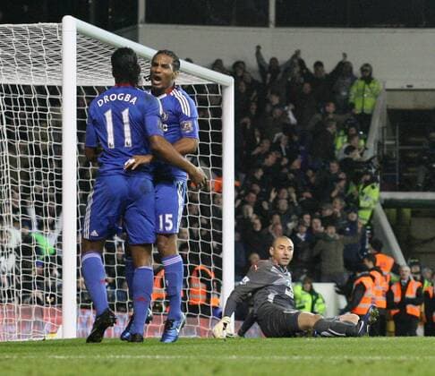 Chelseas Didier Drogba (L) celebrates scoring his sides equaliser with Florent Malouda (2L) - Tottenham Hotspur vs. Chelsea FC EDITORIAL USE ONLY. No use with unauthorised audio, video, data, fixture lists, club league logos or live services. Online in-match use limited to 120 images, no video emulation. No use in betting, games or single club league player publications. o0 Freude
