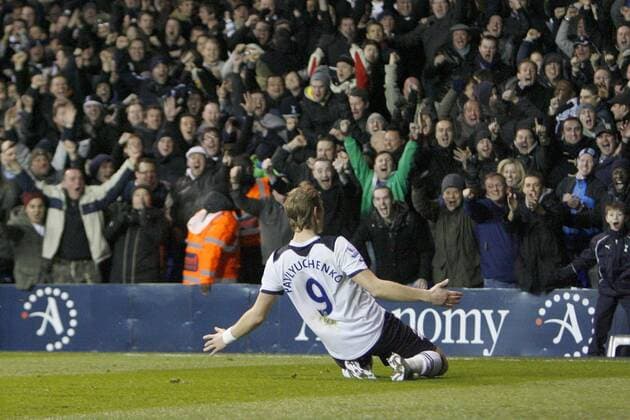 Tottenham Hotspur s Roman Pavlyuchenko celebrates in front of the fans after scoring  o0 Freude Zuschauer Interaktion