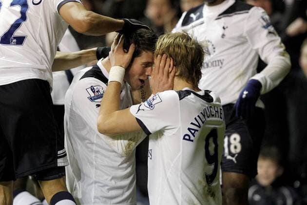 Tottenham Hotspur vs. Chelsea FC - Tottenham Hotspur s Gareth Bale (L) celebrates with Tottenham Hotspur s goalscorer, Roman Pavlyuchenko  o0 Freude
