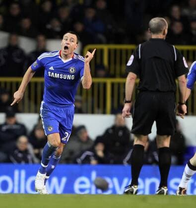 Chelseas John Terry shouts at referee Mike Dean - Tottenham Hotspur vs. Chelsea FC EDITORIAL USE ONLY. No use with unauthorised audio, video, data, fixture lists, club league logos or live services. Online in-match use limited to 120 images, no video emulation. No use in betting, games or single club league player publications. o0 Spannung reklamieren meckern
