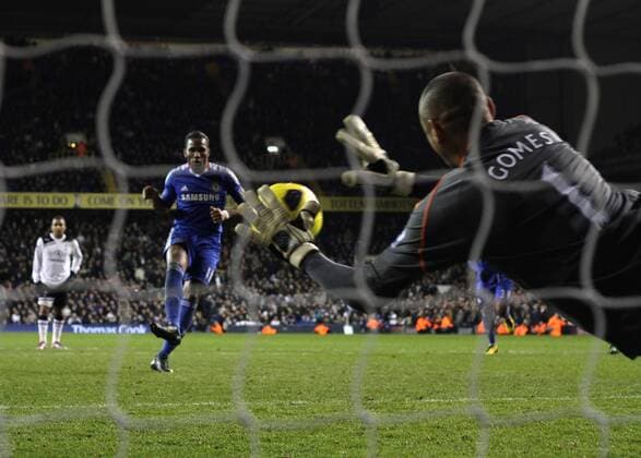 Tottenham Hotspur vs. Chelsea FC London - Huerelho Gomes (Tottenham, front) saves the penalty kick from Didier Dorgba (Chelsea) 