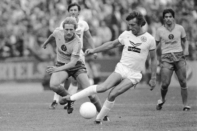 1. BL Saison 1982 1983 Eintracht Braunschweig gegen FC Schalke 04 1:1 am 25.09.1982. Theo Bücker (Schalke, Mitte) gegen Manfred Tripbacher (li.), daneben Michael Geiger (re., beide Braunschweig).