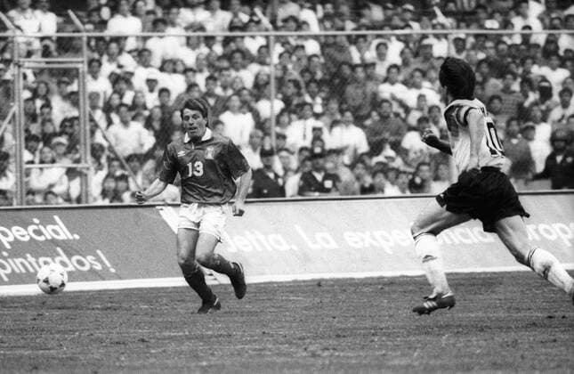 Miguel Herrera (Mexiko, li.) gegen Lothar Matthäus (Deutschland) Aktion Mexiko City