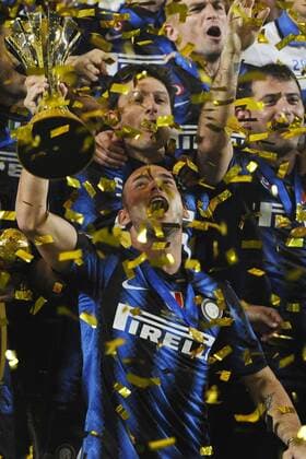 Abu Dhabi, FIFA Klub WM, TP Mazembe - Inter Mailand: Wesley Sneijder (Inter) präsentiert den WM-Pokal im Konfettiregen -  o0 Tout Puissant Englebert Trophäe Objekte Jubel Freude Weltmeister Klubweltmeister
