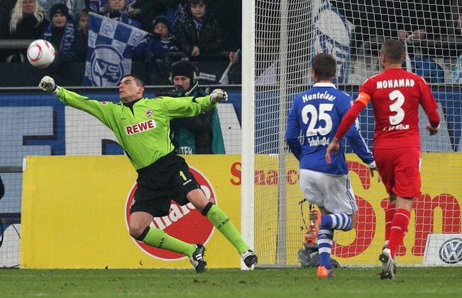 FC Schalke 04 (blau) vs 1.FC Köln: Schalkes Klaas-Jan Huntelaar gegen Kölns Faryd Mondragon (L) und Youssef Mohamad