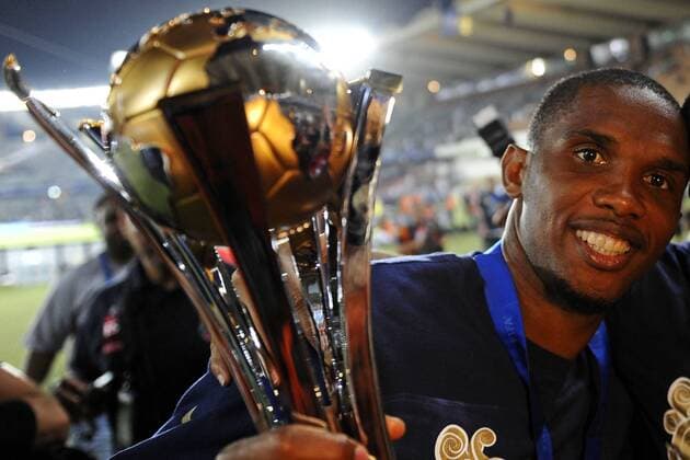 Inter Mailand ist Sieger der Klub WM: Samuel Eto o mit dem Pokal  o0 Objekte Trophäe