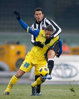 19.12.2010, Verona - Serie A 2010 2011 - AC Chievo Verona (gelb) vs Juventus Turin (schwarz) --- Fabio Grosso (Juve) - Davide Moscardelli (Chievo) --- 