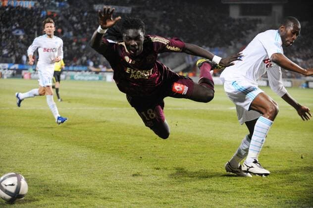 Ligue 1, Olympique Marseille (weiß) - Olympique Lyon (rot): Bafetimbi GOMIS (li.) gegen Rod FANNI - NxLEGOUICxFEP - 