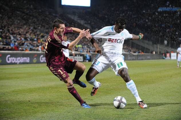 Ligue 1, Olympique Marseille (weiß) - Olympique Lyon (rot): Taye TAIWO (re.) gegen Anthony REVEILLERE - NxLEGOUICxFEP - 