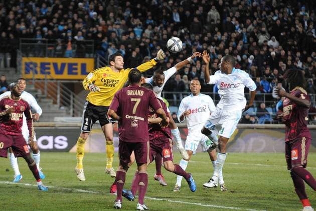 Ligue 1, Olympique Marseille (weiß) - Olympique Lyon (rot): Torwart Hugo LLORIS (Lyon) gegen Andre AYEW (Marseille) - NxLEGOUICxFEP - 