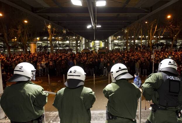 Grosses Polizeiaufgebot: Polizisten schützen den VIP Eingang des VfB Gebäudes vor wütenden Fans, die einen Fanaufstand machen - VFB STUTTGART Totale