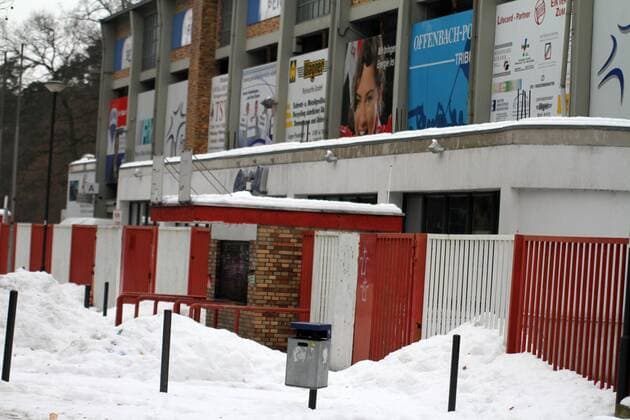Fußball, Stadiongeschichte Kickers Offenbach Absage des DFB-Pokalspiels der Offenbacher Kickers (OFC, FC) wegen der Schneemassen auf dem Platz, den Tribünen und den Aussenanlagen, o0 Schnee Stadion