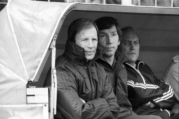 Trainer Helmut Benthaus (li.) und Co Trainer Willi Entenmann (2.v.li., beide Stuttgart) Bank, Trainerbank