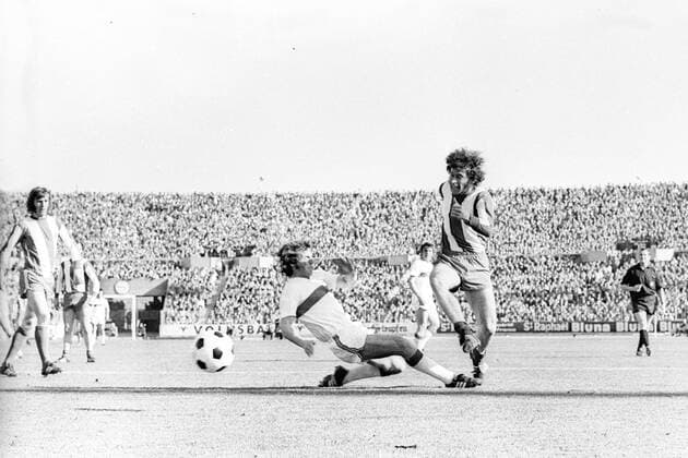 Paul Breitner (FC Bayern München, re.) im Duell Aktion