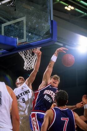 Henning Harnisch (GER, li.) gegen Mikhail Mikhailov (RUS) Basketball Länderspiel Herren Freundschaftsspiel 1996 Testspiel Nationalteam Gruppe