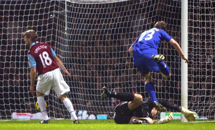 Seamus Coleman (top, R) of Everton scores his side s first goal Barclays Premier League: West Ham United vs Everton FC. 28th December, 2010 EDITORIAL USE ONLY. No use with unauthorised audio, video, data, fixture lists, club league logos or live services. Online in-match use limited to 120 images, no video emulation. No use in betting, games or single club league player publications. o0 Tor