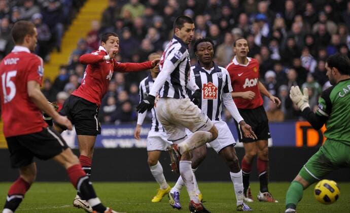 Javier Chicharito Hernandez (2.L) heads in Manchester United s second goal past Albion goalkeeper Scott Carson - Barclays Premier League, West Bromwich Albion (white) vs. Manchester United (red) 1st January, 2011 EDITORIAL USE ONLY. No use with unauthorised audio, video, data, fixture lists, club league logos or live services. Online in-match use limited to 120 images, no video emulation. No use in betting, games or single club league player publications. o0 Manu Tor