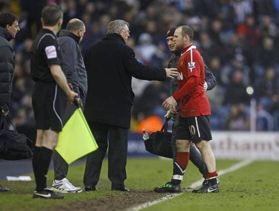 Wayne Rooney is checked by Manchester United coach Sir Alex Ferguson following a second-half injury. - Barclays Premier League, West Bromwich Albion (white) vs. Manchester United (red) 1st January, 2011 EDITORIAL USE ONLY. No use with unauthorised audio, video, data, fixture lists, club league logos or live services. Online in-match use limited to 120 images, no video emulation. No use in betting, games or single club league player publications. o0 Verletzung, Manu