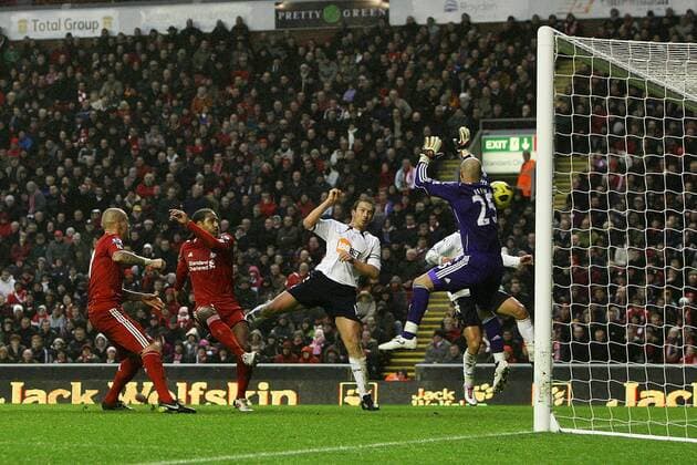 FC Liverpool (red) vs. Bolton Wanderers (white): Kevin Davies of Bolton heads home his sides opening goal at Anfield  o0 Tor