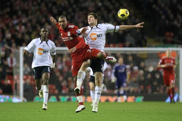 Premier League, FC Liverpool vs. Bolton Wanderers: David N Gog of Liverpool FC (red) and Marcus Alonso of Bolton in action at Anfield 