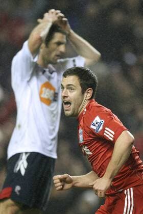 Premier League, FC Liverpool vs. Bolton Wanderers: Joe Cole of Liverpool FC (red) celebrates his winner at Anfield  o0 Jubel Freude Freud und Leid enttäuscht