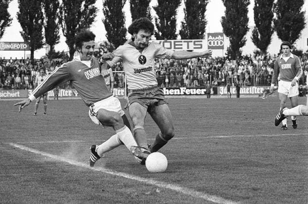 1. BL Saison 1977 1978 Eintracht Braunschweig gegen VfL Bochum 3:1 am 17.09.1977. Paul Breitner (Braunschweig, re.) wird elfmeterreif von Klaus Wischniewski (Bochum) gefoult, re. Matthias Herget (Bochum) o0 Grätsche, grätschen, Foulspiel, gefoult, Kampf, Aufmacher