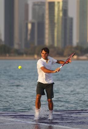 Qatar ExxonMobil Open 2011, ATP International Series, Khalifa International Tennis Complex, Doha - Roger Federer (SUI) spielt Tennis im Wasser, in der Mitte von der West Bay.