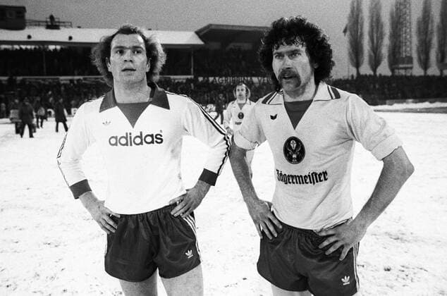 Uli Hoeneß (Bayern, li.) und Paul Breitner (Braunschweig). 1. BL Saison 1977 1978 Eintracht Braunschweig gegen FC Bayern München 1:1 am 04.02.1978. o0 Aufmacher,