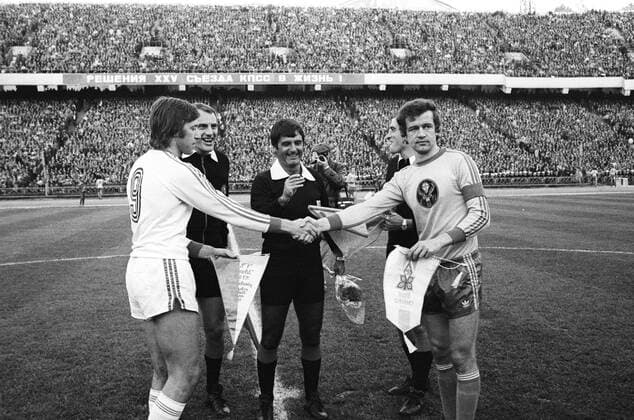 UEFA Cup 1977 1978. Dynamo Kiew gegen Eintracht Braunschweig 1:1 am 14.09.1977. Begrüßung der Kapitäne Victor Kolotov (Dynamo Kiew, li.) und Friedhelm Haebermann (Braunschweig) sowie Schiedsrichter Gianfranco Menegali (Italien).