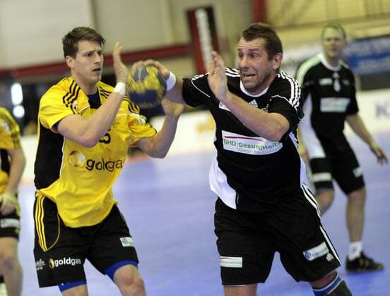 Handballturnier in New York City, Bundesliga Auswahl (gelb) - Weltauswahl (schwarz), v. l. Sebastian Schneider, Magnus Wislander -