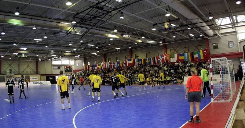 Handballturnier in New York City, Bundesliga Auswahl (gelb) - Weltauswahl (schwarz) in der Riversite State Hall o0 Sportstätte Halle Totale USA