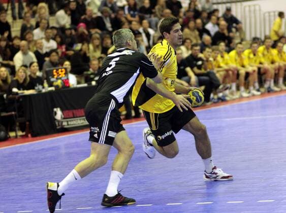 Handballturnier in New York City, Bundesliga Auswahl (gelb) - Weltauswahl (schwarz), v. l. Spielszene mit Enric Masip und Rolf Hermann