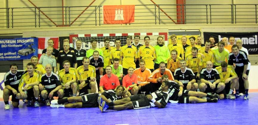 Handballturnier in New York City, Bundesliga Auswahl (gelb) - Weltauswahl (schwarz), v. l. Die Teams der Welt- und der Bundesligaauswahl - o0 Totale