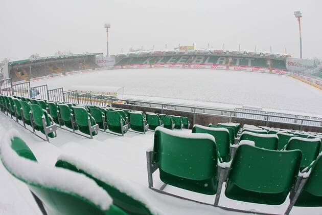 Fussball 2. Bundesliga BL 10 11 - 29.11.2010 - SpVgg Greuther Fürth. Schnee . Winter . Wintereinbruch, Glaette . Glätte, glatt . Schneebeckte Sitze in der Südkurve. Trolli Arena mit Schnee . Schnee . Winter . o0 Witterungsbedingungen Wetter Totale Tribüne o00 Sportstätte, Stadion