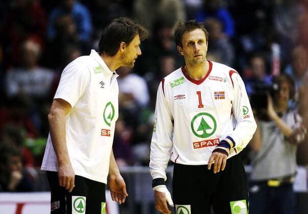 Nationaltrainer Robert Hedin (NOR, li.), Steinar Ege (NOR), Norwegen (rot) - Schweden (gelb)  o0 Trainer