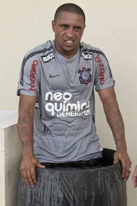 Roberto Carlos erholt sich in einer Tonne mit Eiswasser - Training Corinthians Sao Paulo in Cidade de Itu x(7x)xDanielxAugustoxJr.x  o0 Erschöpfung Regeneration Wasser Methoden, Trainingsmethoden
