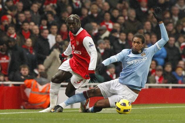 Arsenal FC London (red) - Manchester City (blue), Manchester City s Jo tackles Arsenal s Bacary Sagna 